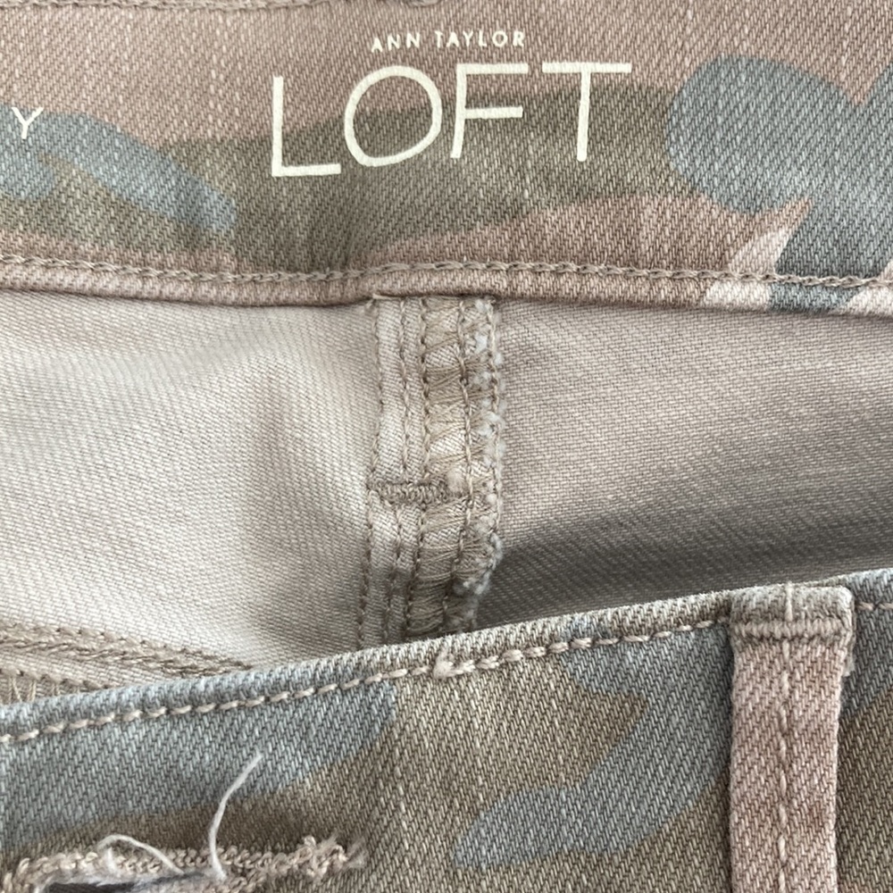Loft| Faded Camo Relaxed Skinny Jeans sz27/4 - Picture 7 of 7